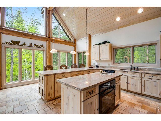 Property Photo 25 Large kitchen isalnd