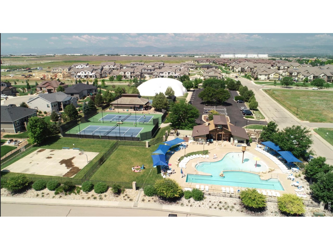 Pool area & Courts