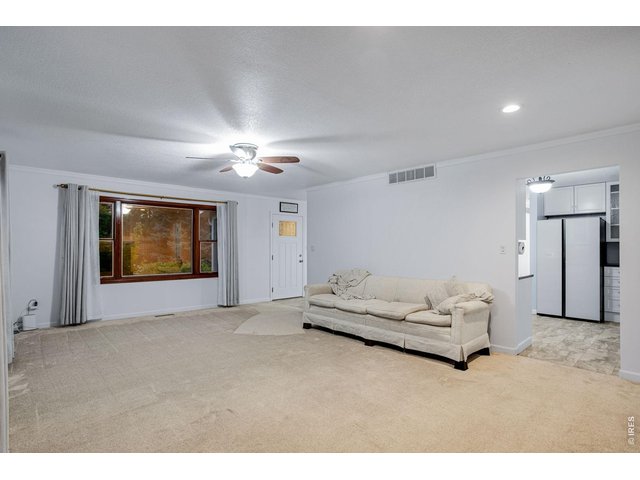 Property Photo 19 Spacious living room 