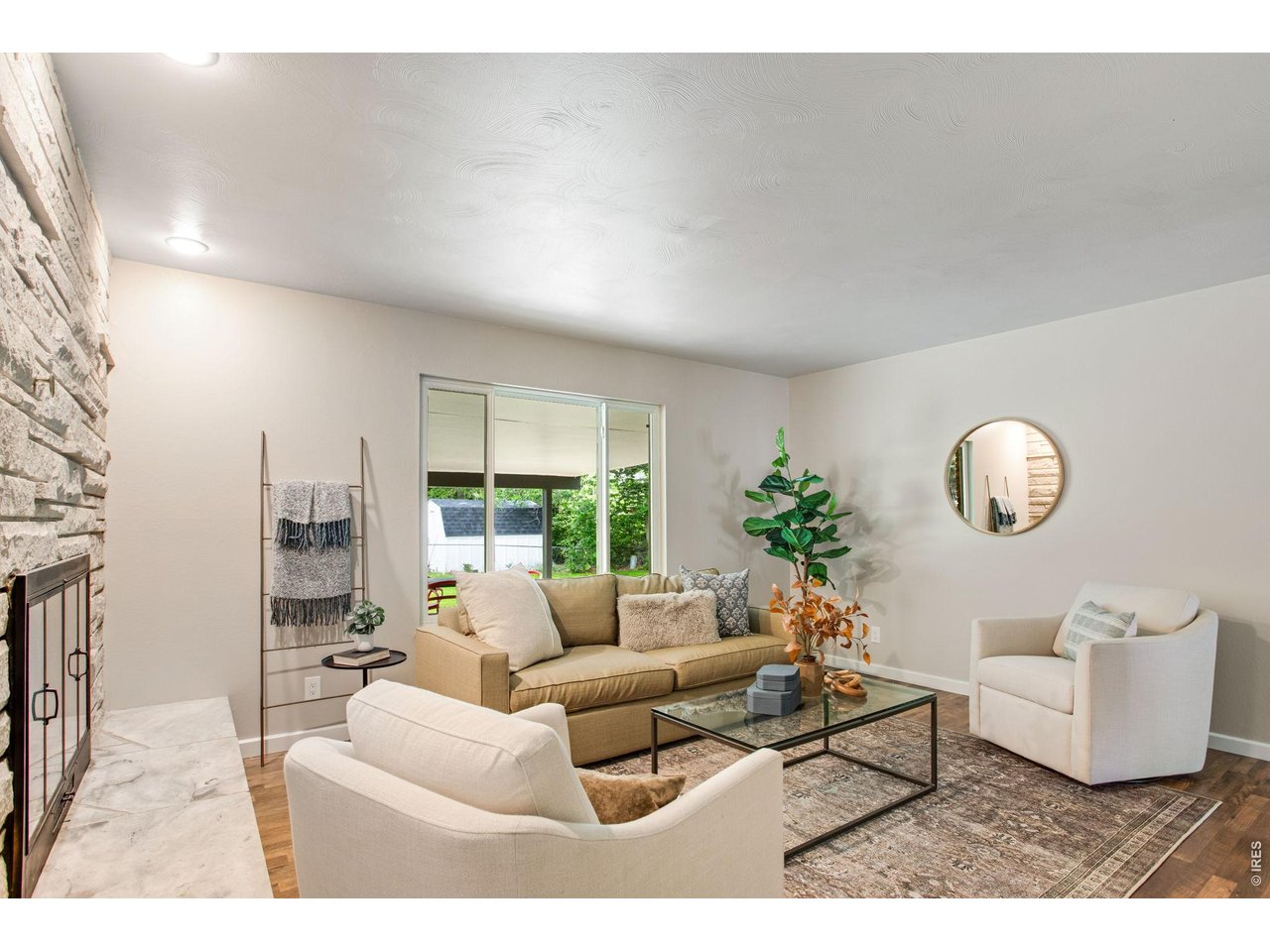 Newer Double pane vinyl windows, spacious living room on the north side. 