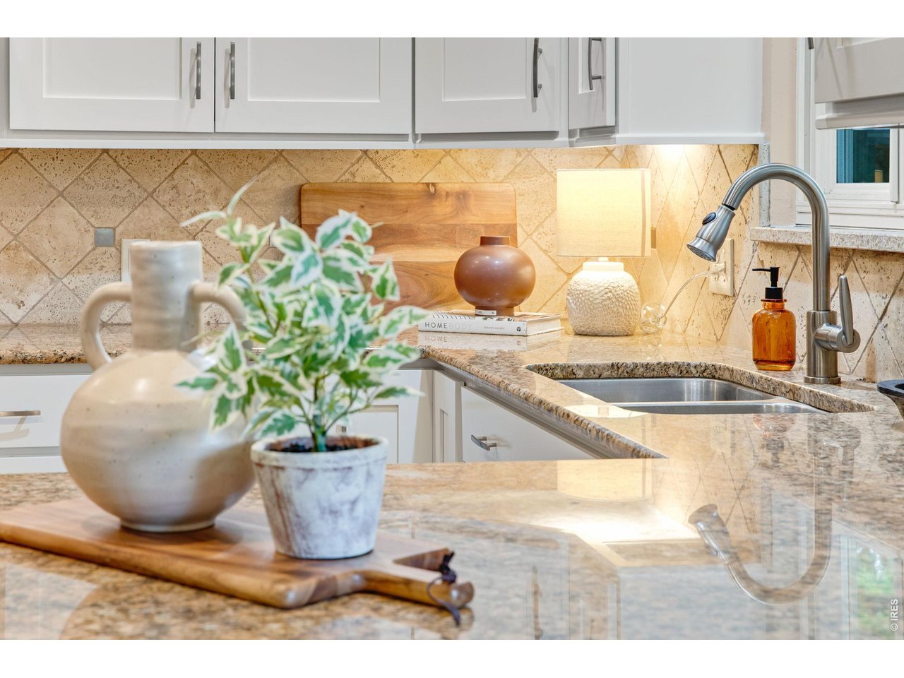 Travertine splash, beautifully appointed kitchen! 
