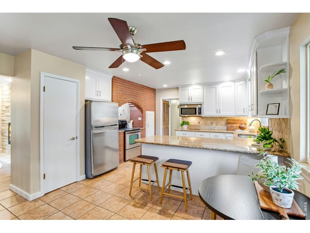 Property Photo 22 Separate pantry, low maintenance tile floors, 