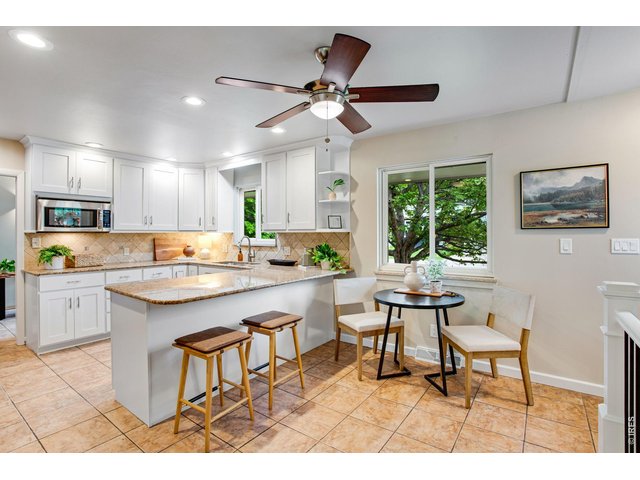 Property Photo 21 Breakfast nook, loaded with space and easy to entertain! 