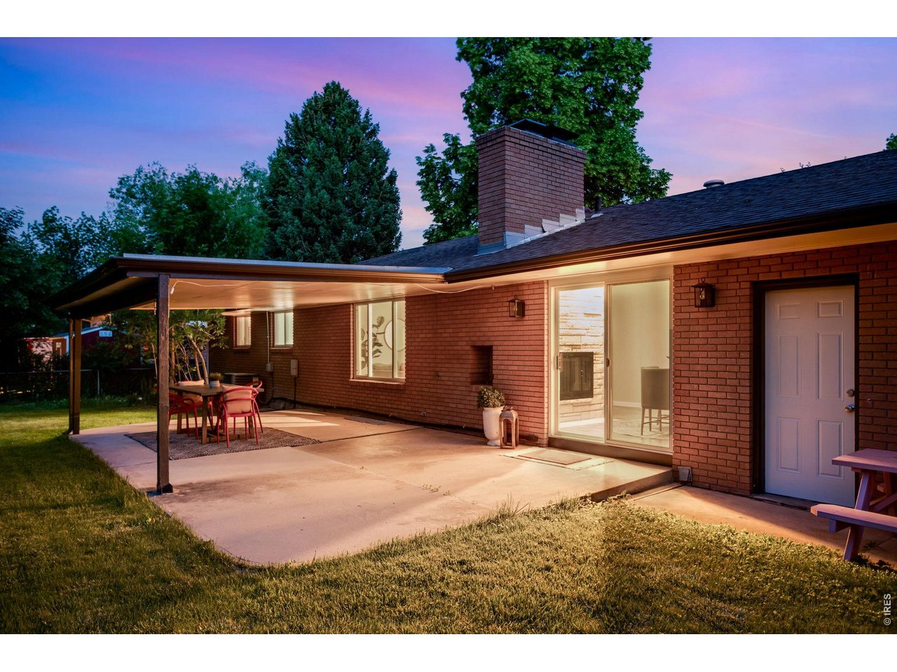 A Covered Sanctuary for Dining Outside, BBQ or just relaxing in peaceful backyard setting! 