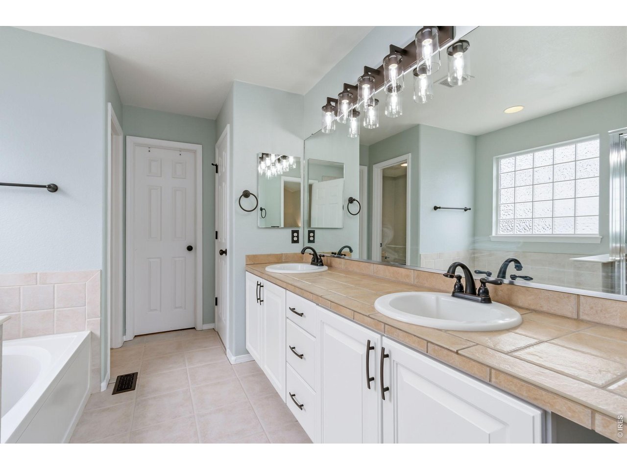 Main Floor Primary 5 piece Bath 