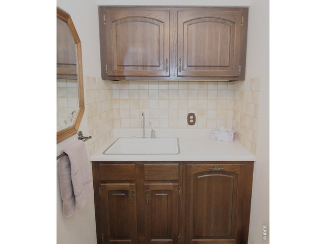 Property Photo 19 Laundry sink in laundry room