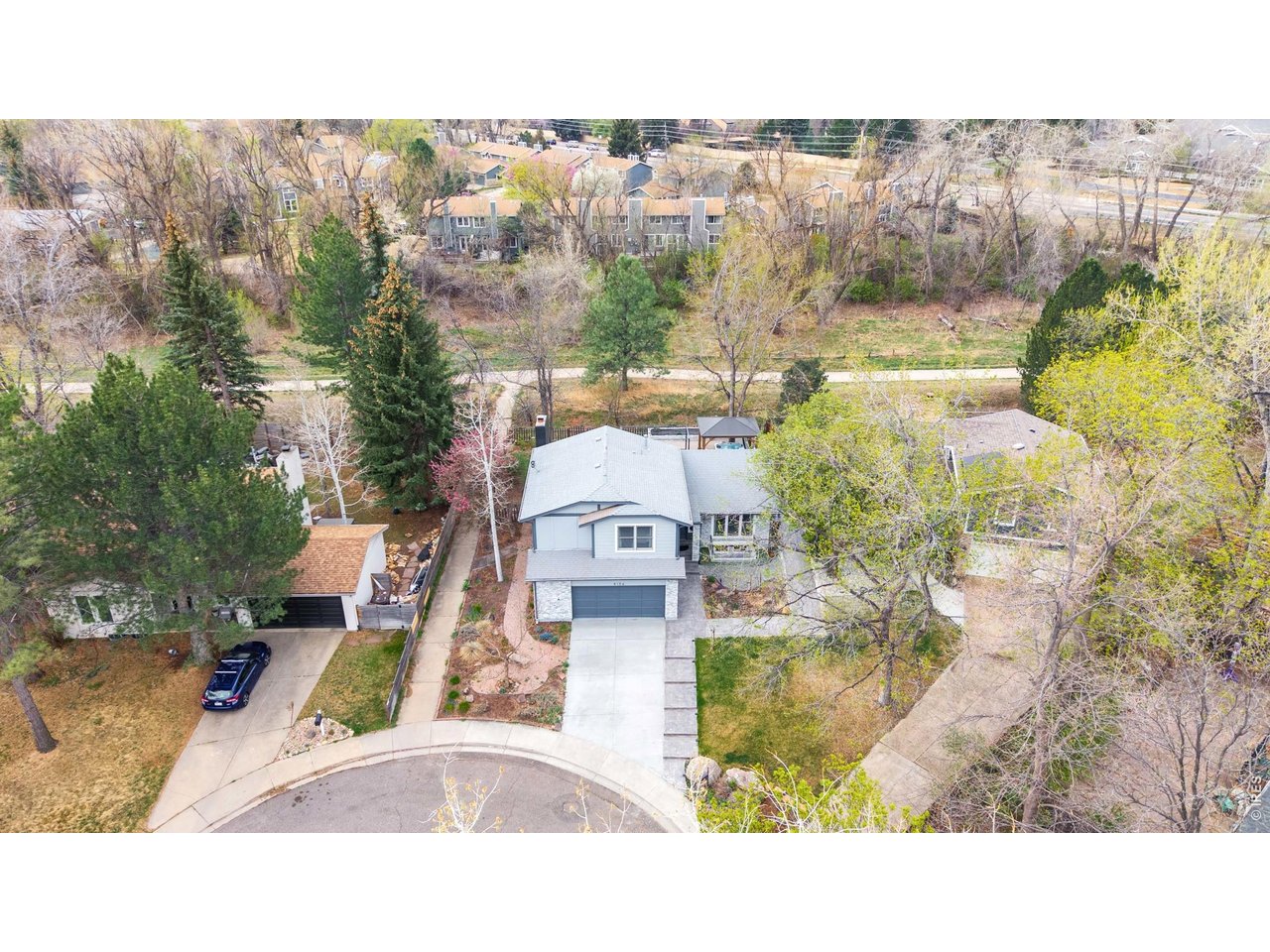 Ideal Location, no Neighbor behind! 