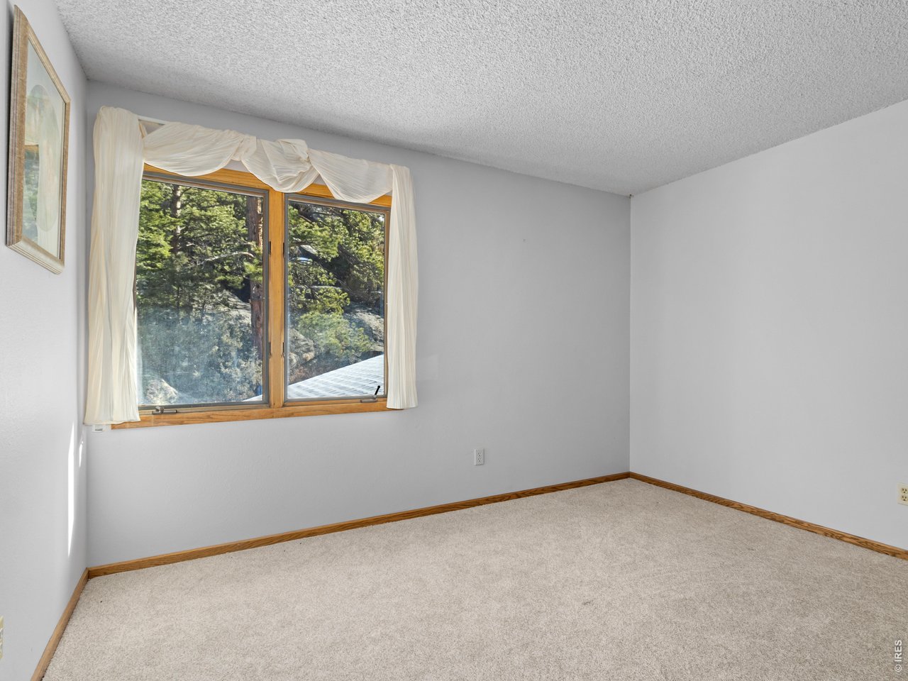 Second bedroom with rock views