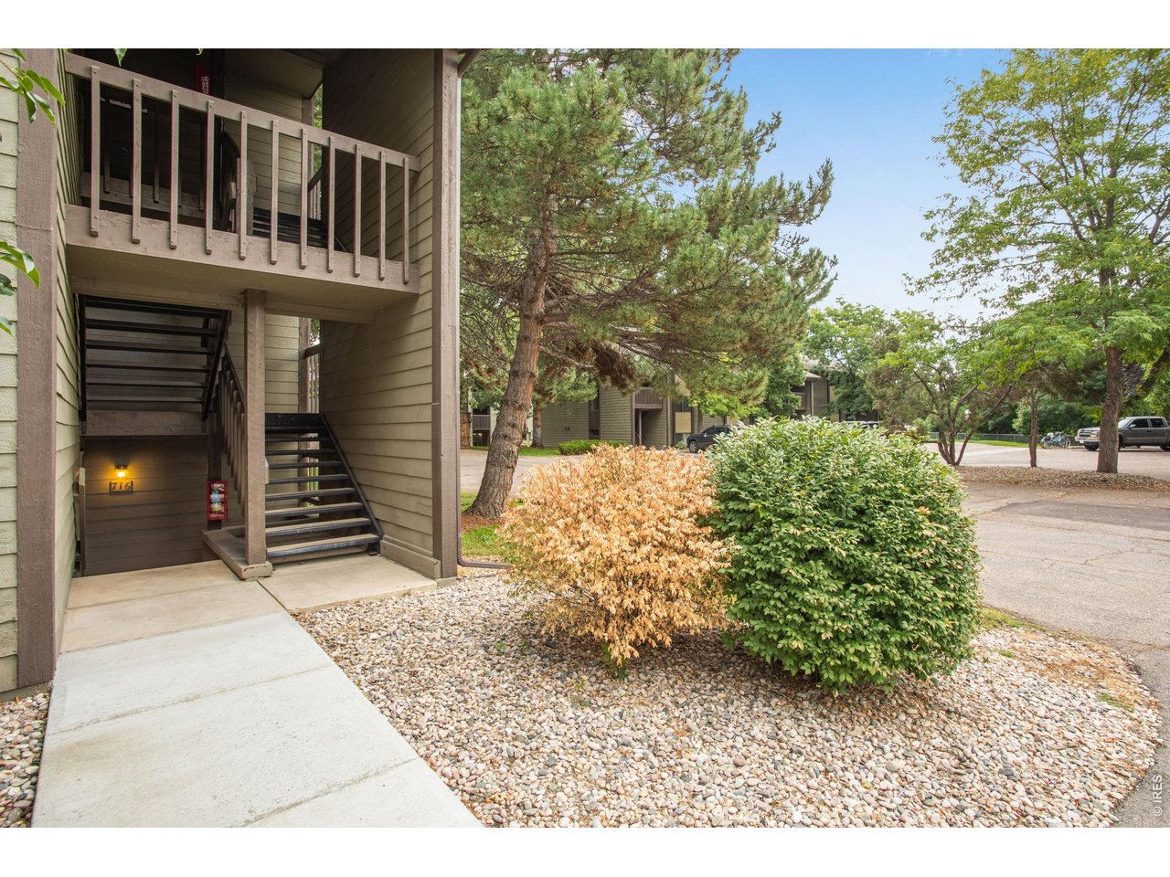 End unit, garden level