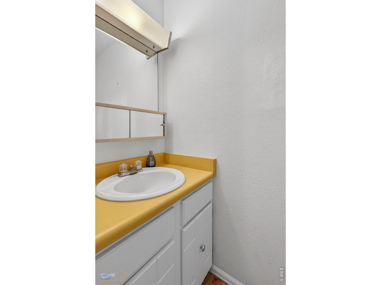 Main level 1/2 bath