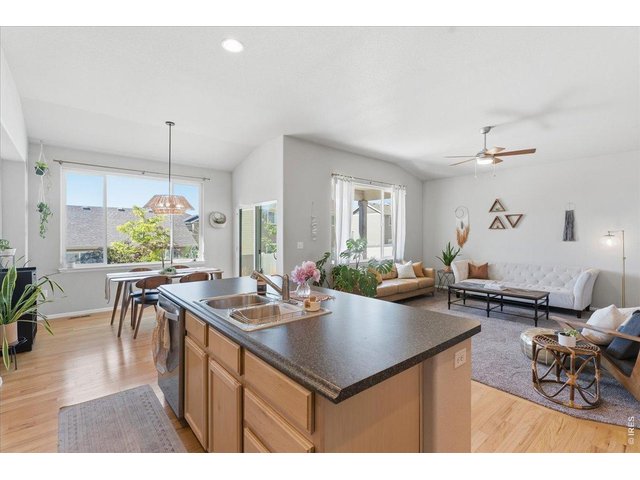 Property Photo 21 Spacious kitchen island