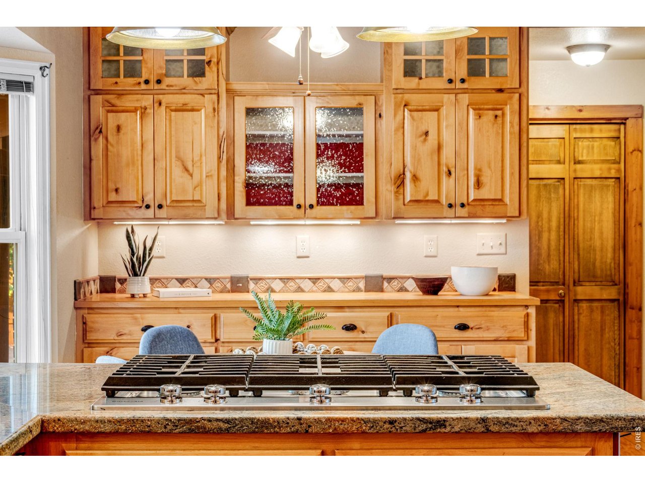 5 burner Kitchen Aid Gas Cooktop & convenient built-in desk! 