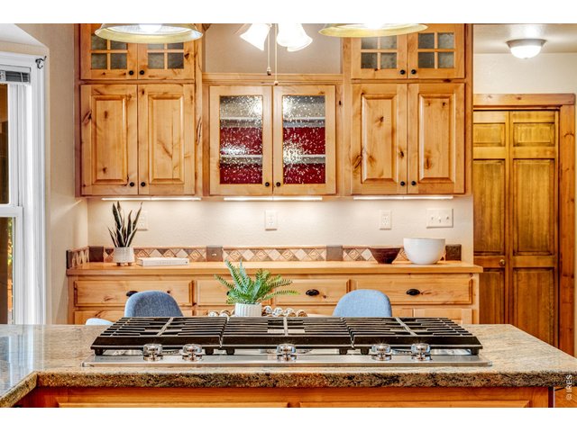 Property Photo 19 5 burner Kitchen Aid Gas Cooktop & convenient built-in desk! 