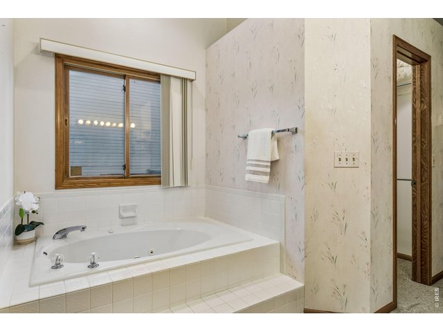 Property Photo 27 Enjoy and relax in the jetted tub