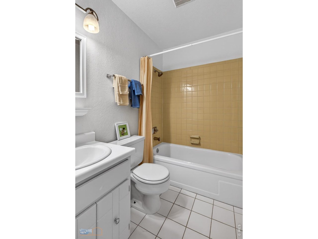 Upper level full bath