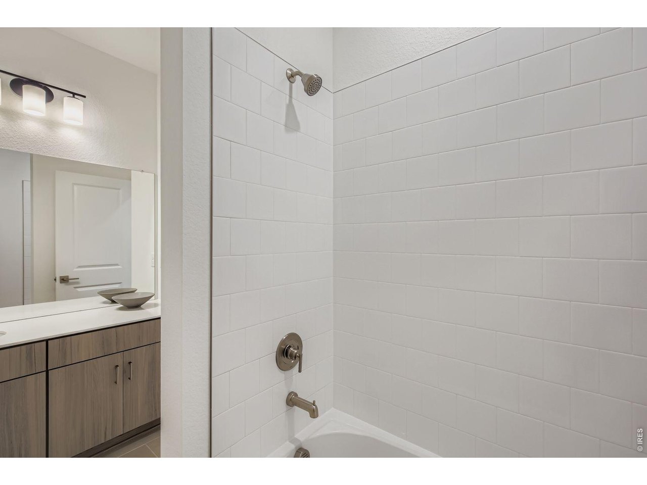 Full shared bathroom - Model Home
