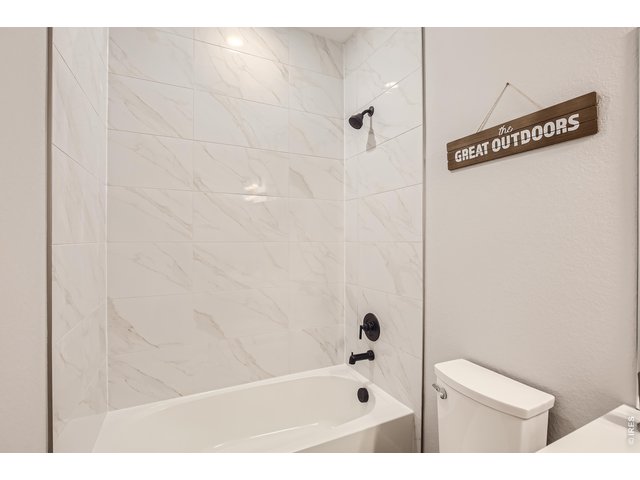 Property Photo 21 Shared full bathroom - Model Home