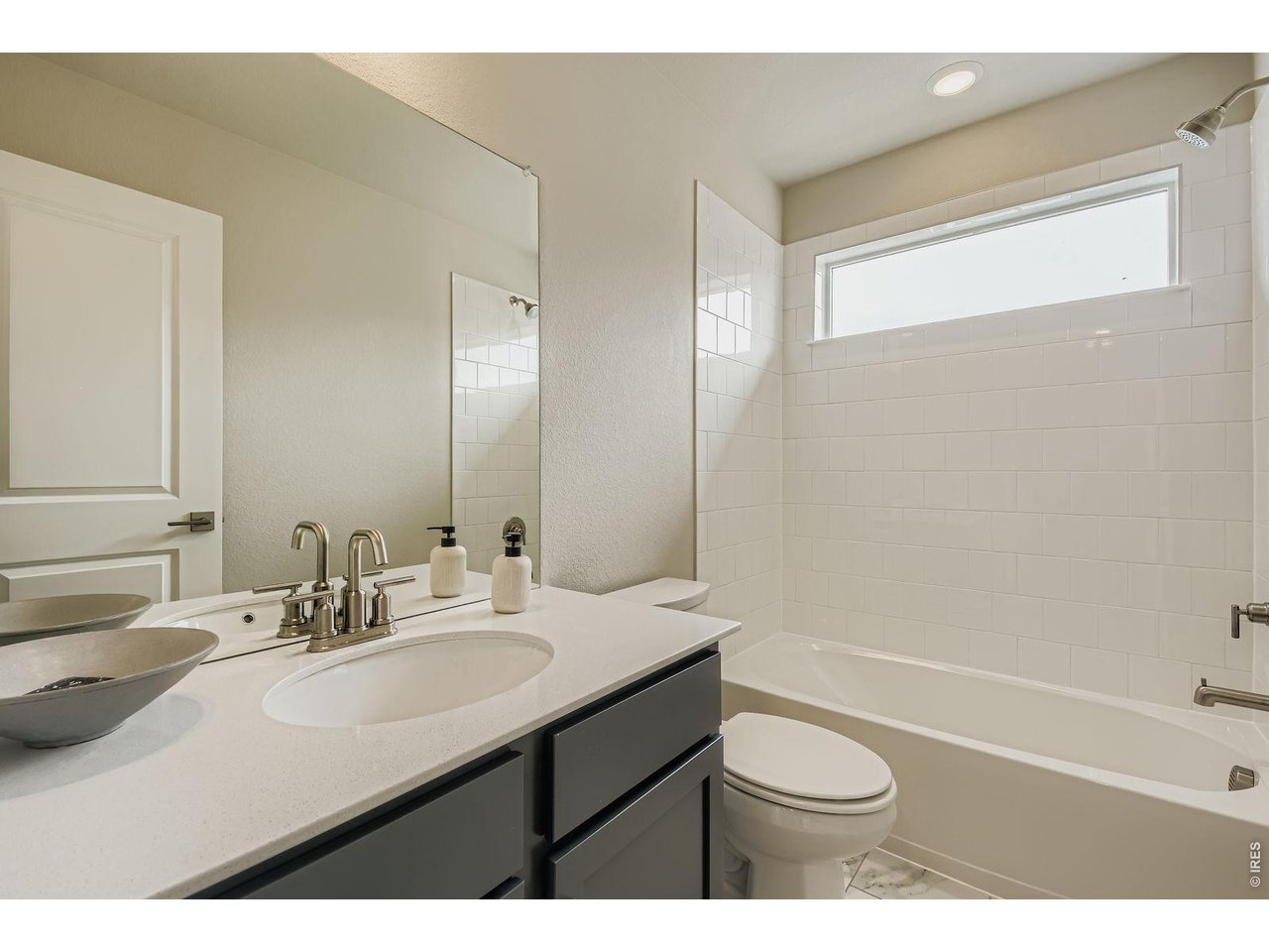 Shared primary bathroom - Model Home