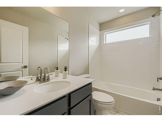 Property Photo 18 Shared primary bathroom - Model Home