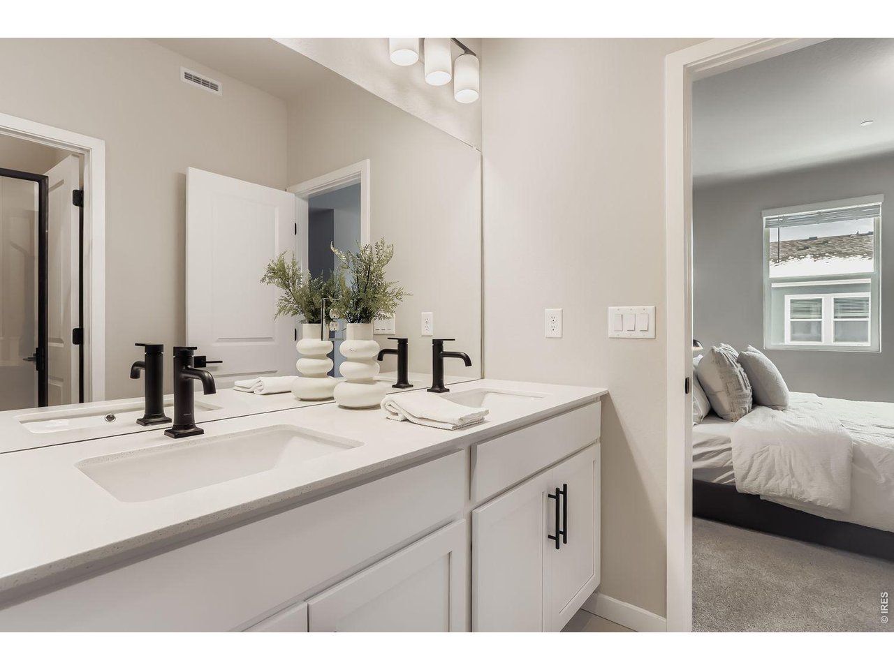 Dual vanities