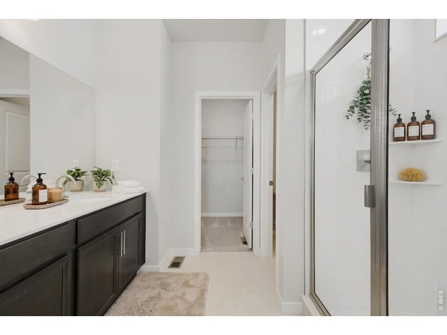 Property Photo 18 Primary bathroom