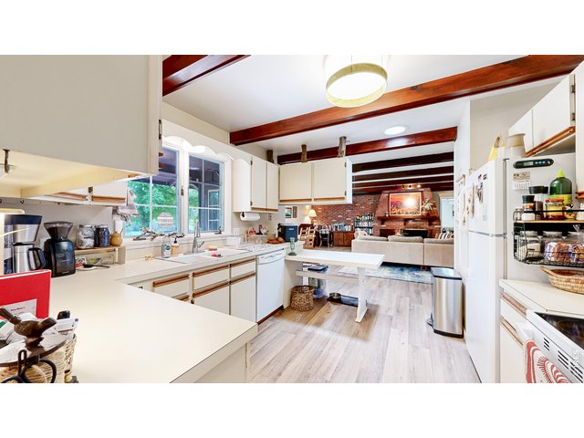 Property Photo 10 Kitchen