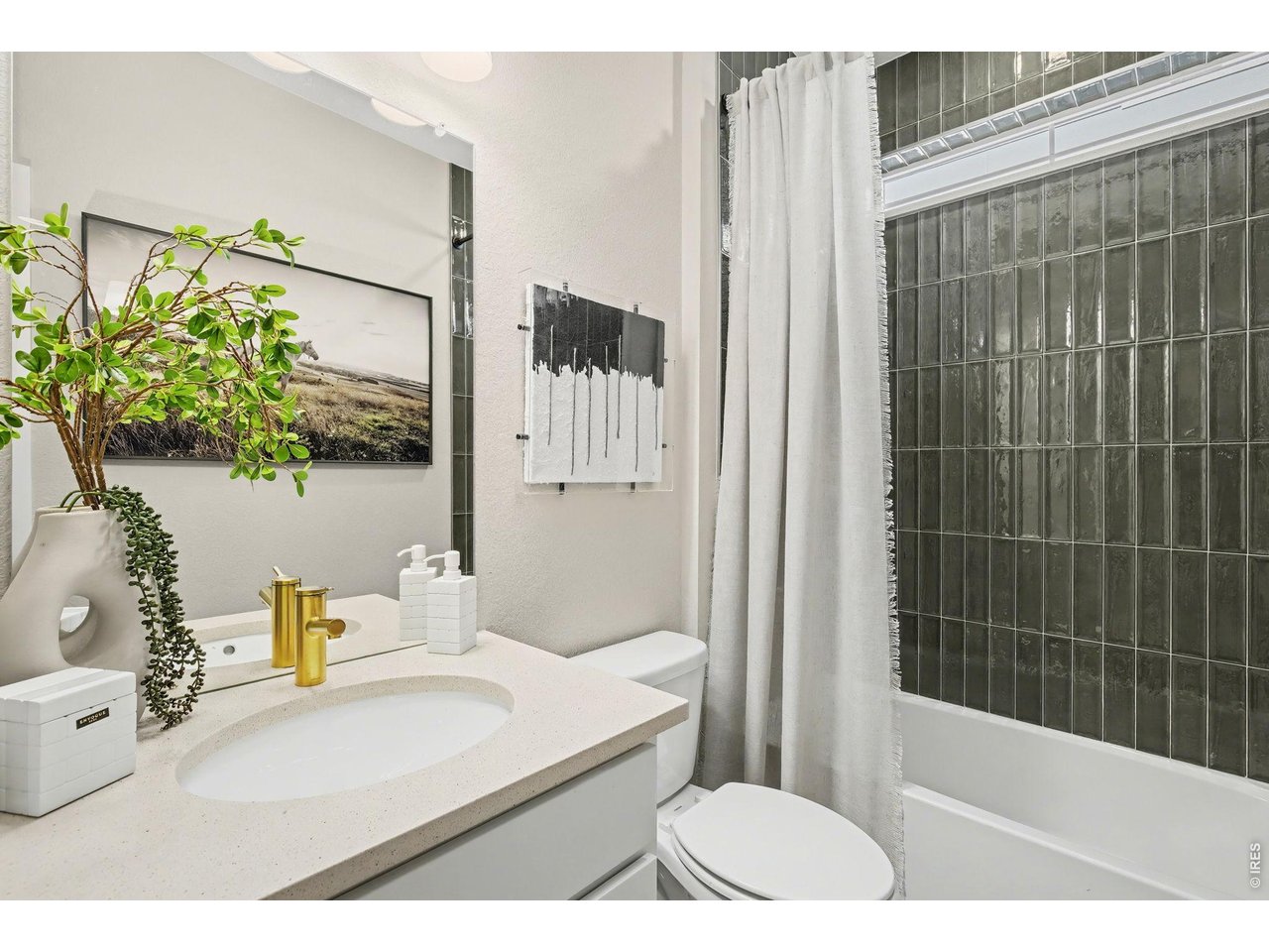 Shared full bathroom - Model Home