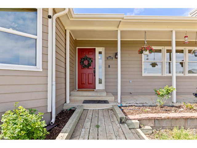 Property Photo 6 The front entry welcomes you home.