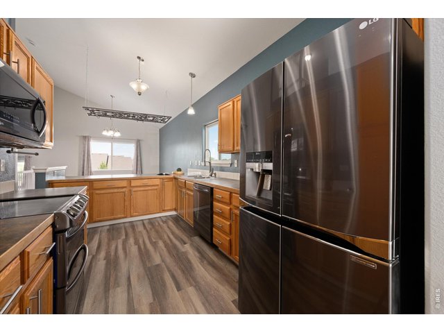 Property Photo 8 All Black Stainless Steel Appliances stay - 4 doors refrigerator