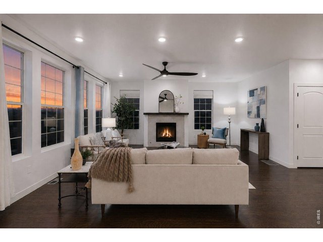 Property Photo 6 Gas fireplace