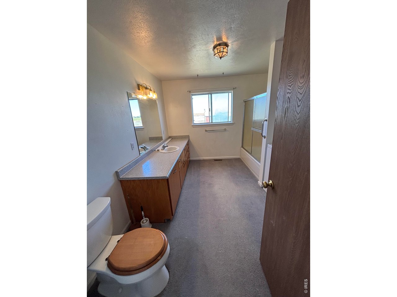 Full Bathroom & Laundry