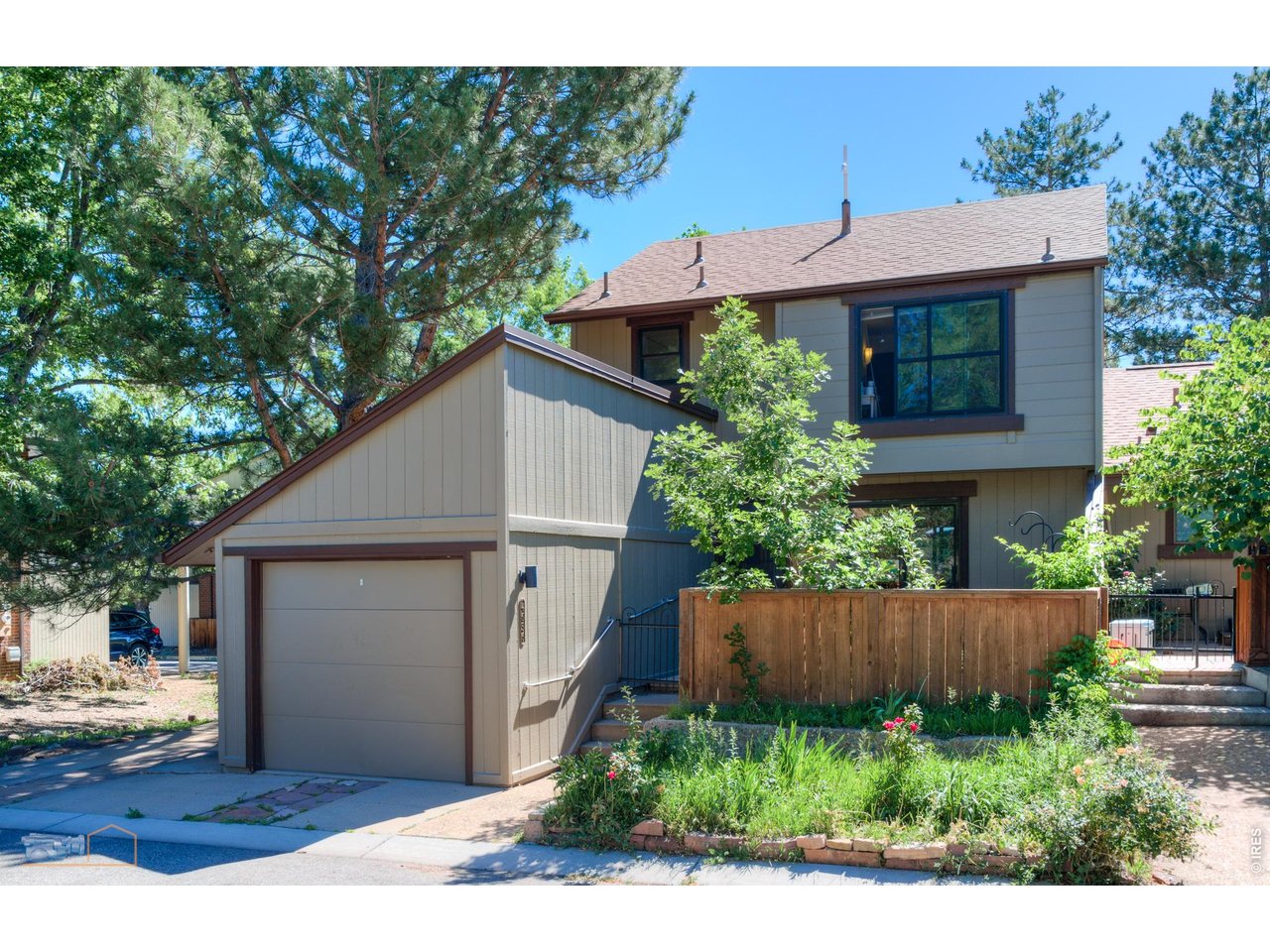 4656 Greenbriar Court, Front entrance