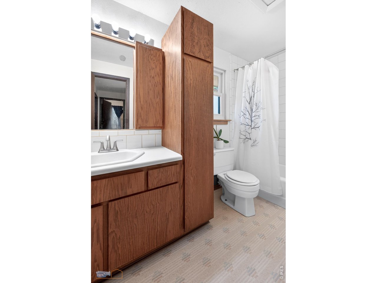 Upper level full bath