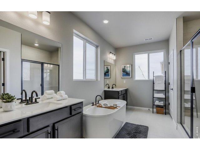 Property Photo 16 Luxury primary bathroom