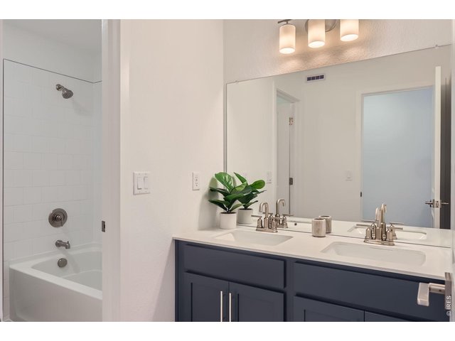 Property Photo 23 Shared full bathroom - Model Home