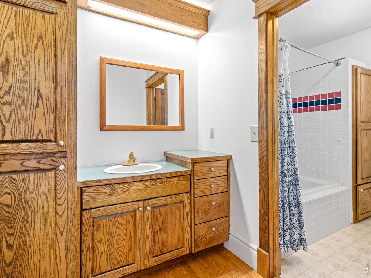 Property Photo 27 Full bath ensuite
