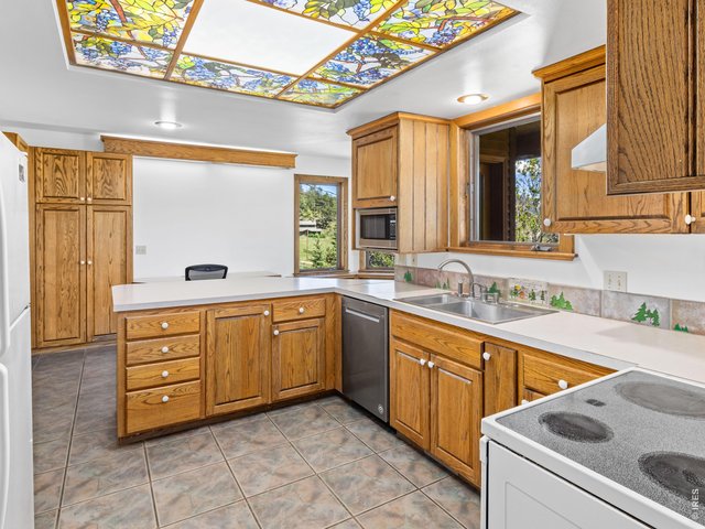 Property Photo 20 Lots of kitchen storage
