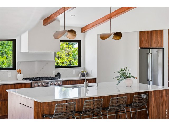 Property Photo 10 Expansive island is perfect for hosting
