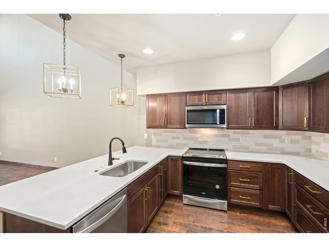 Property Photo 9 Stainless steel appliances included