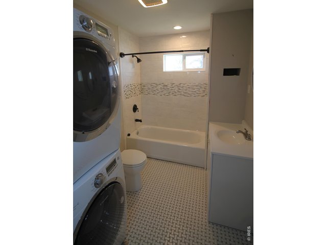 Property Photo 16 Full bath with Laundry
