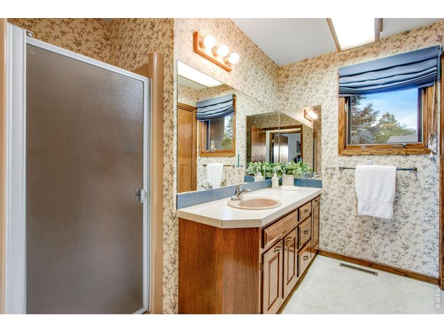 Property Photo 41 Guest bathroom