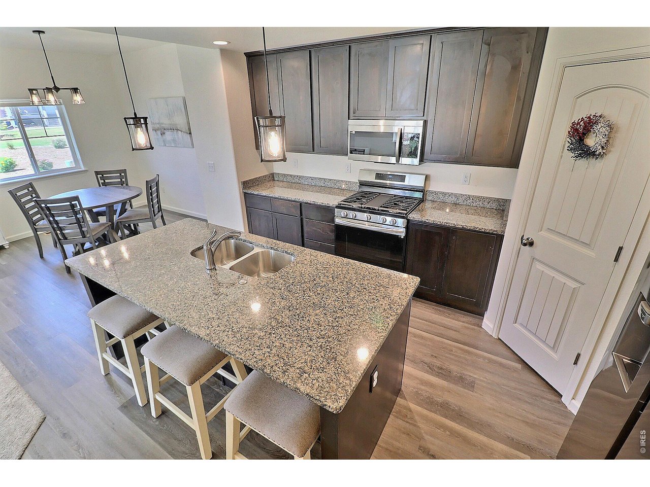 Breakfast Bar/Island