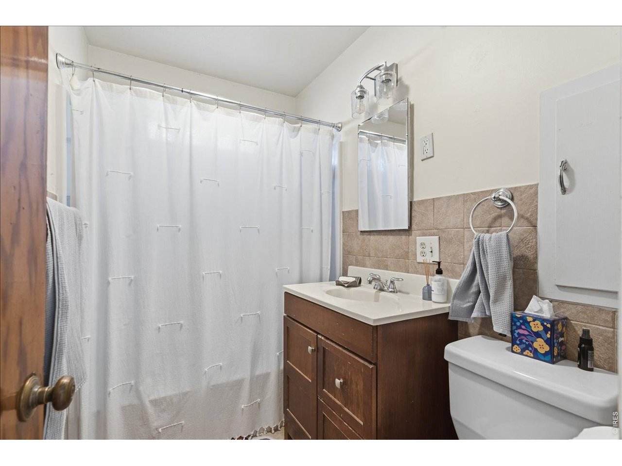 Property Photo 12 Upper unit shared Bathroom