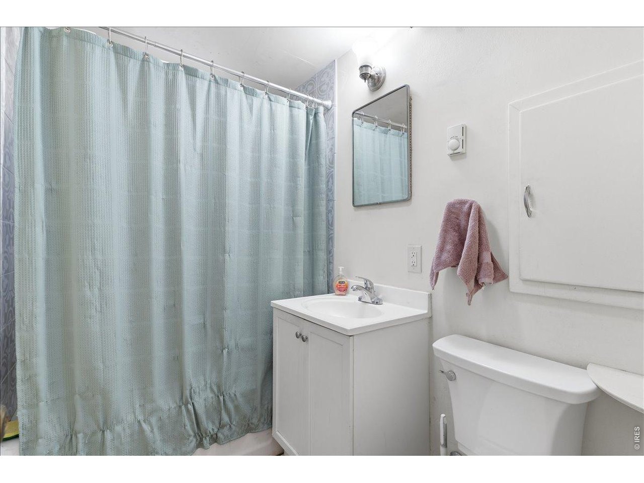 Property Photo 22 Lower unit shared bathroom