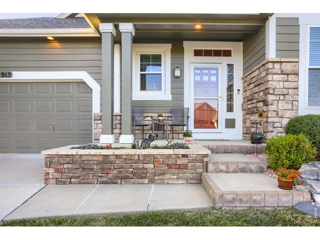 Property Photo 3 Lovely entryway