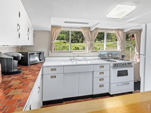 Property Photo 14 Retro kitchen with gas range