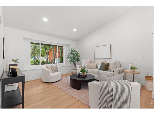 Property Photo 9 Spacious living room