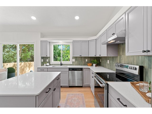 Property Photo 17 New stainless steel appliances