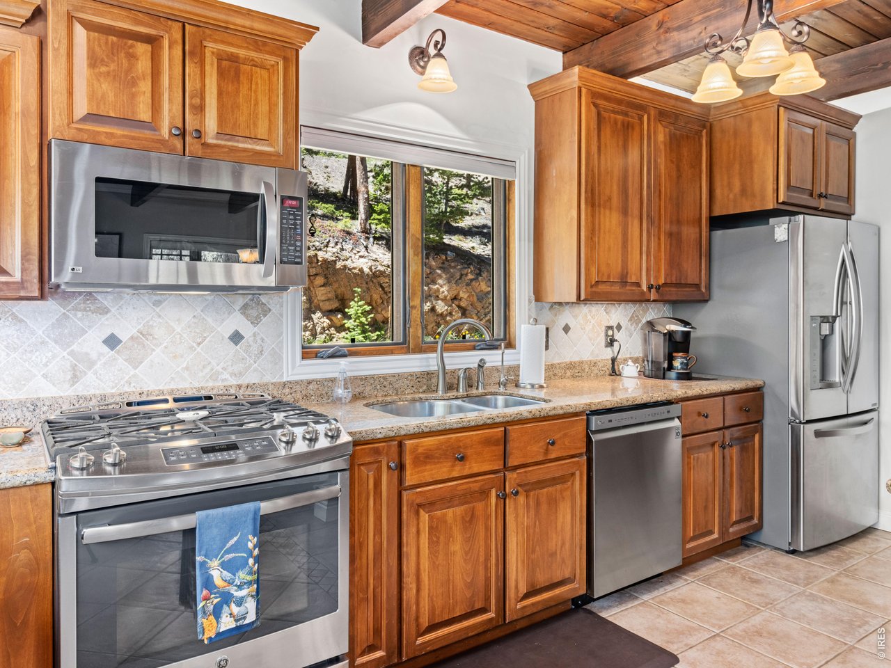 Property Photo 10 Upscale Kitchen