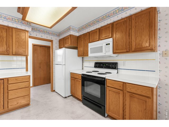 Property Photo 4 Lots of cabinet space!